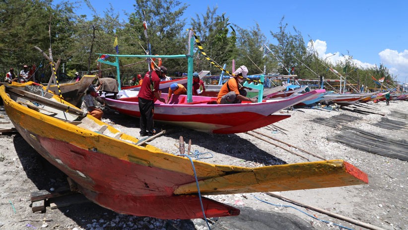 Nelayan Kenjeran Perbaiki Perahu Rusak Diterjang Gelombang Tinggi - Bagian 3