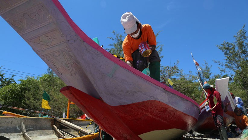 Nelayan Kenjeran Perbaiki Perahu Rusak Diterjang Gelombang Tinggi - Bagian 4