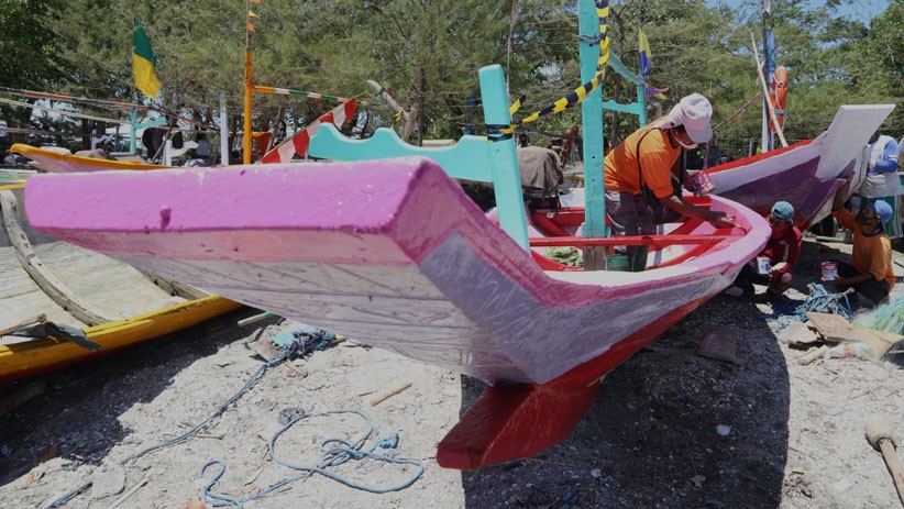 Nelayan Kenjeran Perbaiki Perahu Rusak Diterjang Gelombang Tinggi - Bagian 5