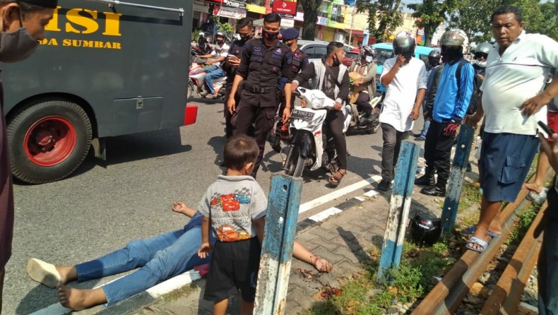 Bocah 5 Tahun di Padang Terpaku Lihat Sang Ibu Tewas Tergeletak di Jalan