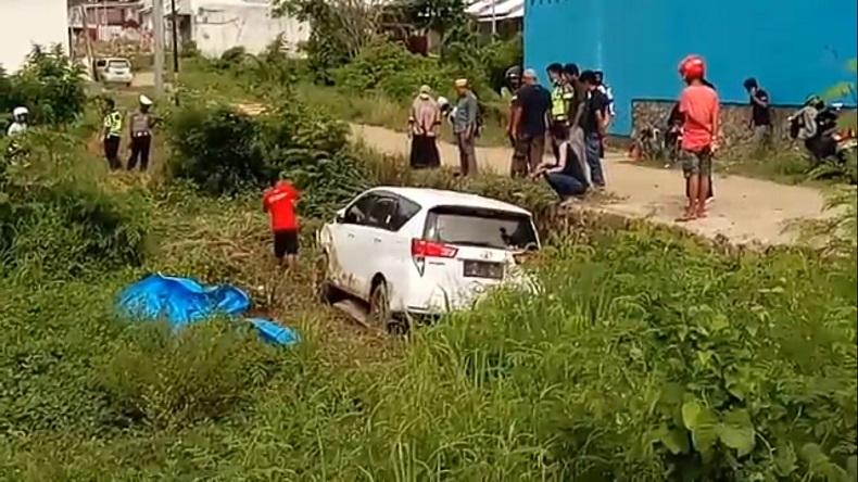 Hindari Pemotor Ugal-ugalan, Mobil Minibus di Wajo Terjun Bebas ke Rawa-Rawa