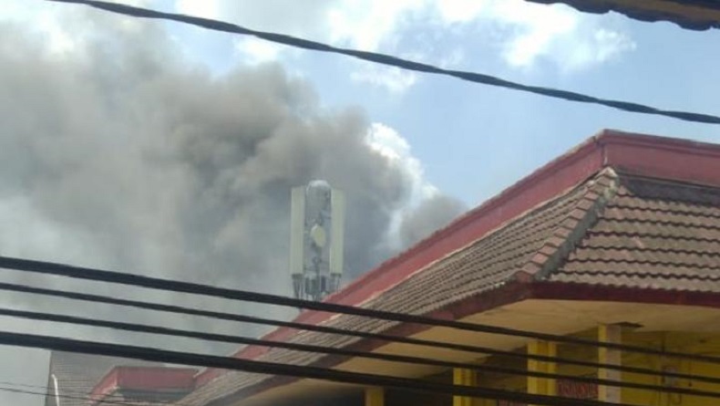 title Pasar Weleri Kebakaran, Pedagang Panik Kepulan Asap Sempat Kembali Muncul di Lantai 2 Pasar Weleri Kebakaran, Pedagang Panik Kepulan Asap Sempat Kembali Muncul di Lantai 2