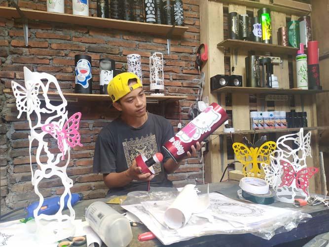 Pandemi Covid, Operator Karaoke di Bandungan  Ini Rintis Usaha Lampu Hias Berbahan Pipa Paralon