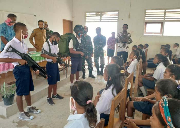  Pupuk Semangat Patriotisme, Prajurit Yonarmed 3/105 Tarik  Ajari Siswa SMP Pegang Senjata 