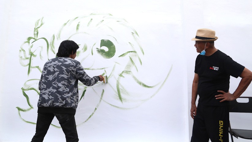 Dahlan Iskan Buka Lomba Mural Hari Pahlawan - Bagian 1