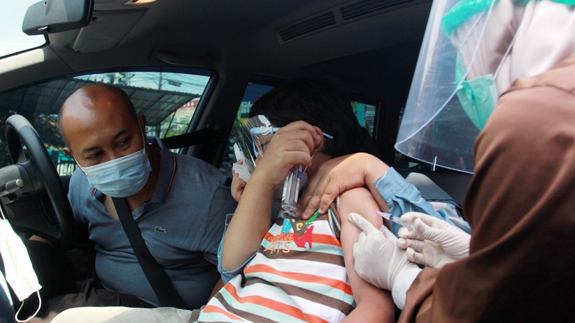 Cegah Kerumunan, Puskesmas Ini Berikan Imunisasi secara Drive Thru - Bagian 2