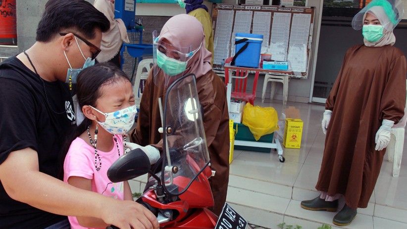Cegah Kerumunan, Puskesmas Ini Berikan Imunisasi secara Drive Thru - Bagian 1