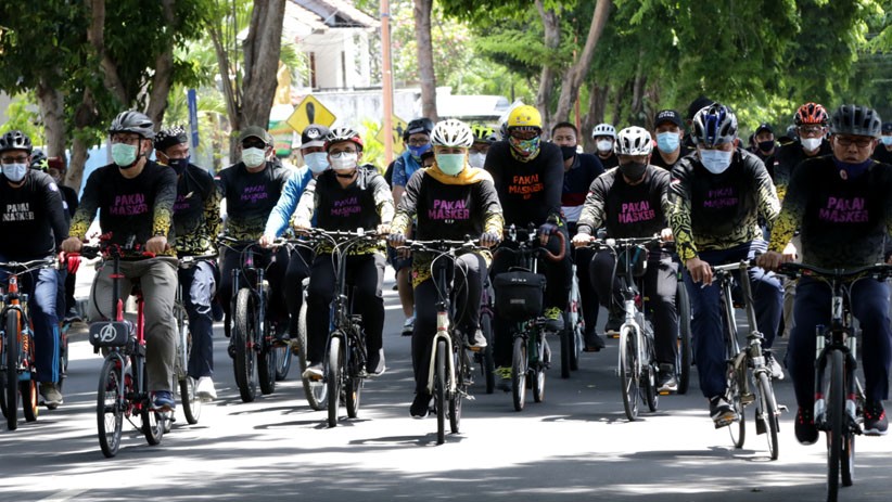 Khofifah dan Azwar Anas Gowes Bareng Sosialisasi Pemulihan Ekonomi Jatim - Bagian 1