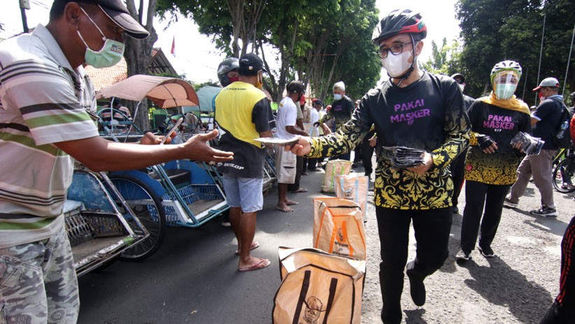 Khofifah dan Azwar Anas Gowes Bareng Sosialisasi Pemulihan Ekonomi Jatim - Bagian 3