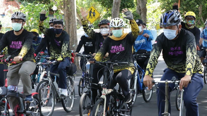 Khofifah dan Azwar Anas Gowes Bareng Sosialisasi Pemulihan Ekonomi Jatim - Bagian 2
