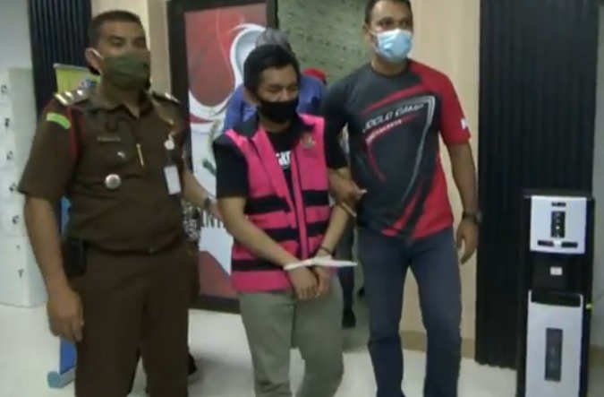 title Tertangkap di Ancol, Buronan Korupsi Rp7,2 Miliar Dijebloskan ke Lapas Sungai Penuh Tertangkap di Ancol, Buronan Korupsi Rp7,2 Miliar Dijebloskan ke Lapas Sungai Penuh