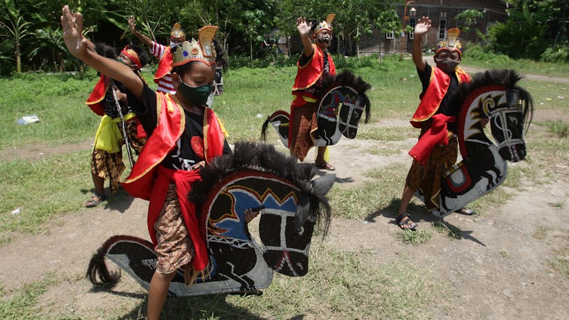 Semangat Anak-Anak Berlatih Jathilan di Kampung Jawi Semarang - Bagian 1