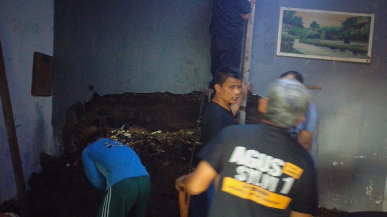 Hujan Deras dan Angin Kencang di KBB, Dinding Rumah Ketua RW Jebol dan 3 Lainnya Rusak