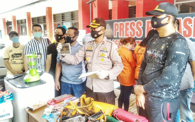 Dua Karyawati di Palembang Ditangkap karena Beli Emas dan Mobil Pakai Uang Perusahaan 
