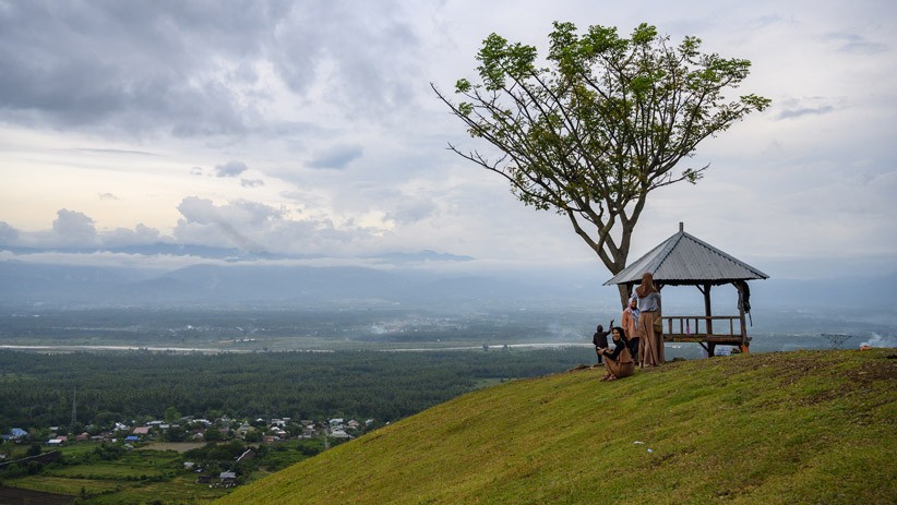 Kawasan Bukit Satu Pohon Sigi Ramai Dikunjungi Wisatawan - Bagian 1