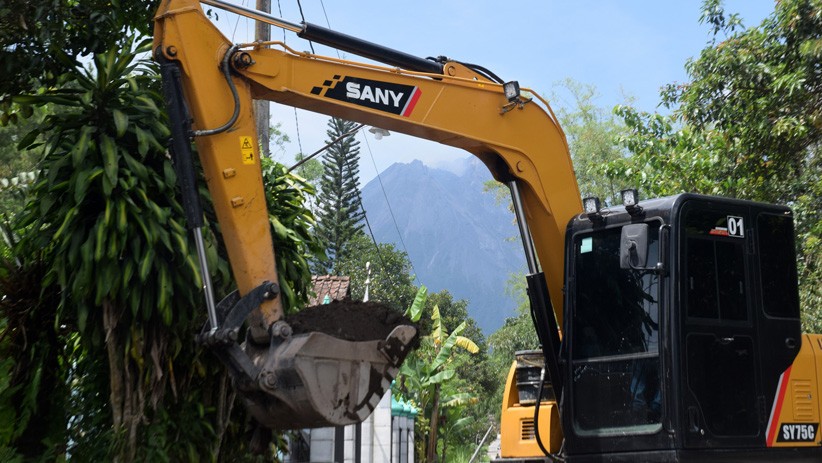 Aktivitas Perbaikan Jaringan Telekomunikasi di Lereng Gunung Merapi - Bagian 3