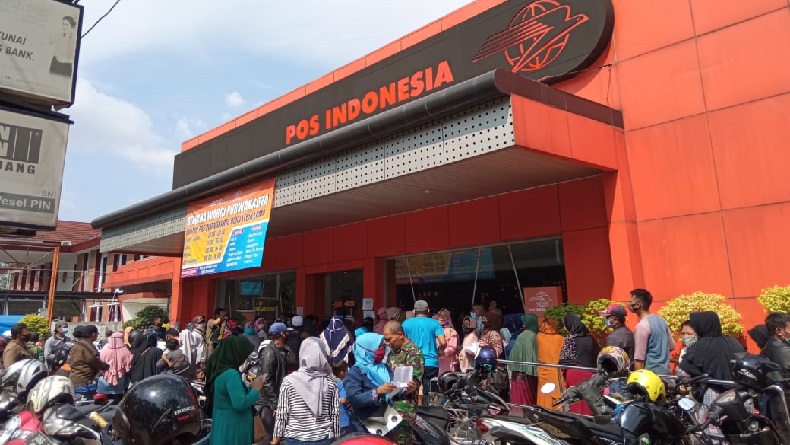 title Waduh, Demi Uang BLT Rp300.000, Warga Purwakarta Nekat Berdesakan Waduh, Demi Uang BLT Rp300.000, Warga Purwakarta Nekat Berdesakan