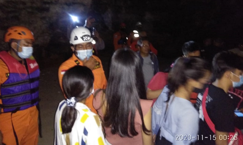 title Terjebak Air Laut Pasang di Uluwatu Bali, 13 Mahasiswa Dievakuasi Tim SAR Terjebak Air Laut Pasang di Uluwatu Bali, 13 Mahasiswa Dievakuasi Tim SAR