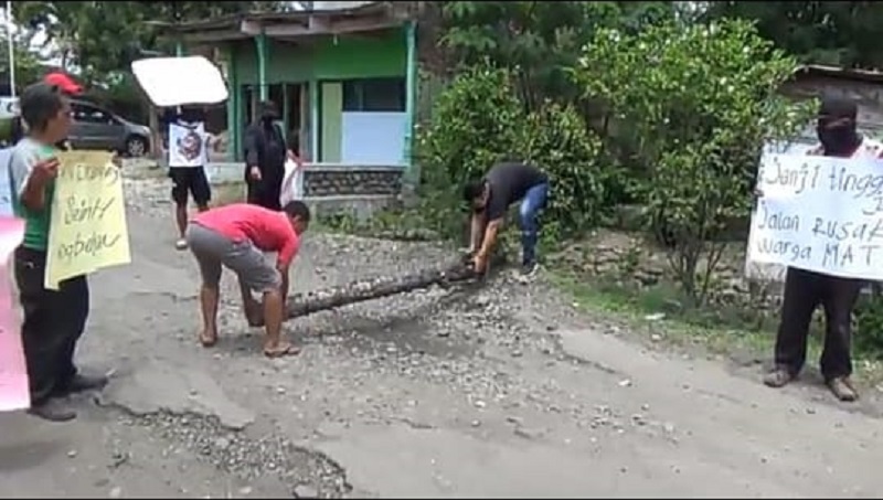 title Kecewa 4 Tahun Jalan Tak Diperbaiki, Warga di Ponorogo Blokir Jalan Antardesa Kecewa 4 Tahun Jalan Tak Diperbaiki, Warga di Ponorogo Blokir Jalan Antardesa