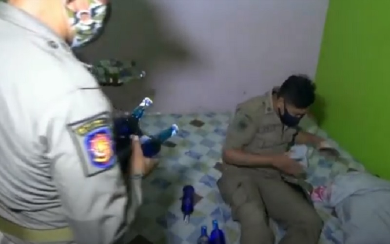 Razia di Toko Kelontong, Petugas Temukan Puluhan Botol Miras di Gudang dan Kamar Tidur
