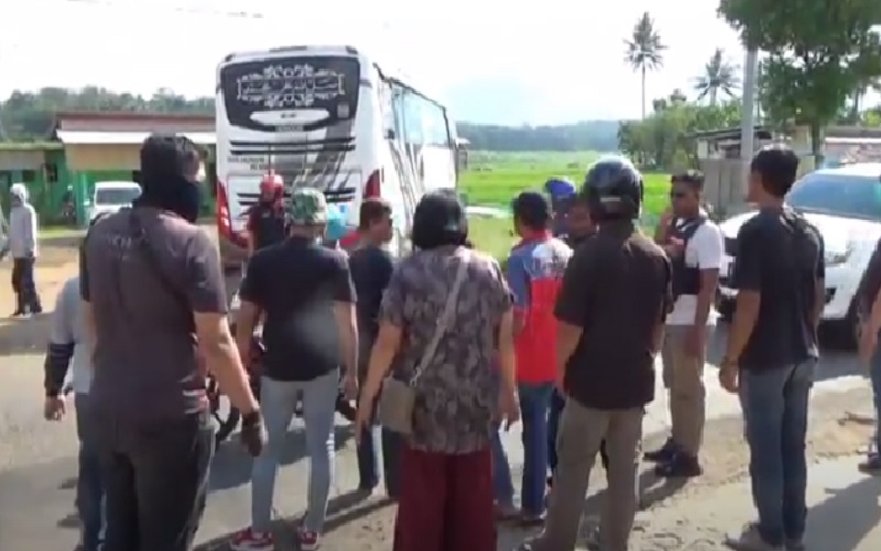 Warga Sweeping Bus Nakal yang Ambil Penumpang di Luar Terminal Tingkir Salatiga