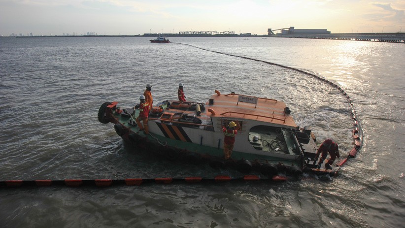 Kapal Kargo Tenggelam, Oil Boom Dipasang untuk Antisipasi Pencemaran Air Laut - Bagian 1
