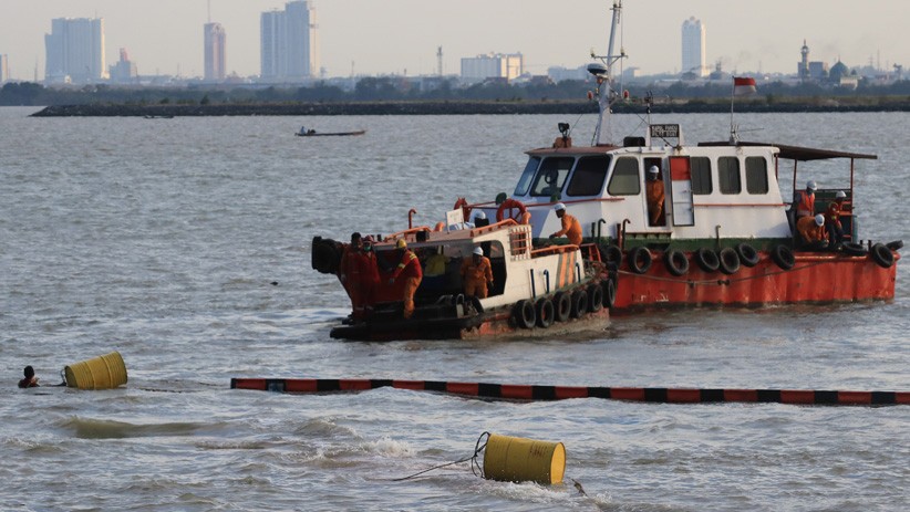 Kapal Kargo Tenggelam, Oil Boom Dipasang untuk Antisipasi Pencemaran Air Laut - Bagian 2