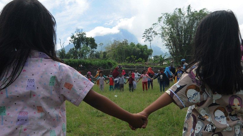 Hilangkan Jenuh, Anak-Anak Pengungsi Gunung Merapi Bermain Bersama - Bagian 1