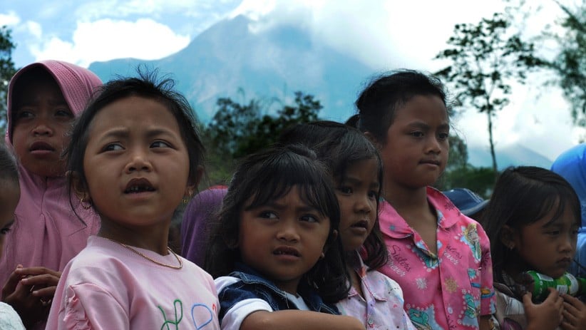 Hilangkan Jenuh, Anak-Anak Pengungsi Gunung Merapi Bermain Bersama - Bagian 2
