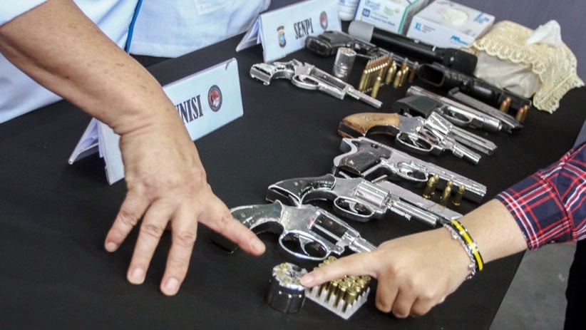 Polda Riau Tangkap Bandar Narkoba, 7 Senjata Api dan 3 Kg Sabu Diamankan - Bagian 2