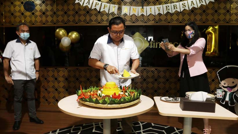Potong Tumpeng Perayaan HUT ke-31 MNC Finance - Bagian 2