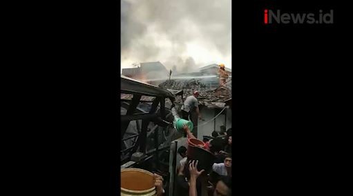 Video 4 Rumah di Bandung Ludes Terbakar Diduga Korsleting Listrik