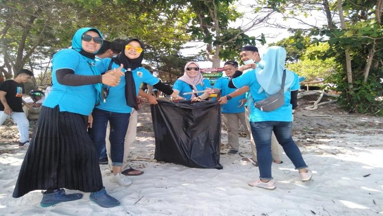 Kampanyekan Kebersihan Pantai, KNPI Bangka Tangah Gandeng Pokdarwis dan Komunitas Scuter