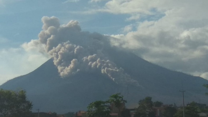 Erupsi Gunung Sinabung, Warga Diminta Jauhi Radius 5 Km dari Puncak
