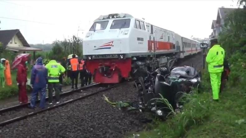 Minibus Ditabrak Kereta di Blitar hingga Terseret 350 Meter, Pengemudi Tewas di Lokasi