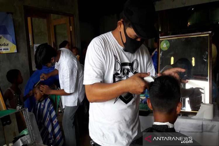 Tukang Cukur di Magelang Ini Beri Layanan Potong Rambut Gratis bagi Pengungsi Merapi 