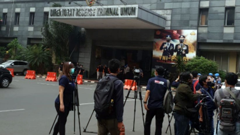 Menunggu Kedatangan Anies Baswedan di Polda Metro Jaya - Bagian 1