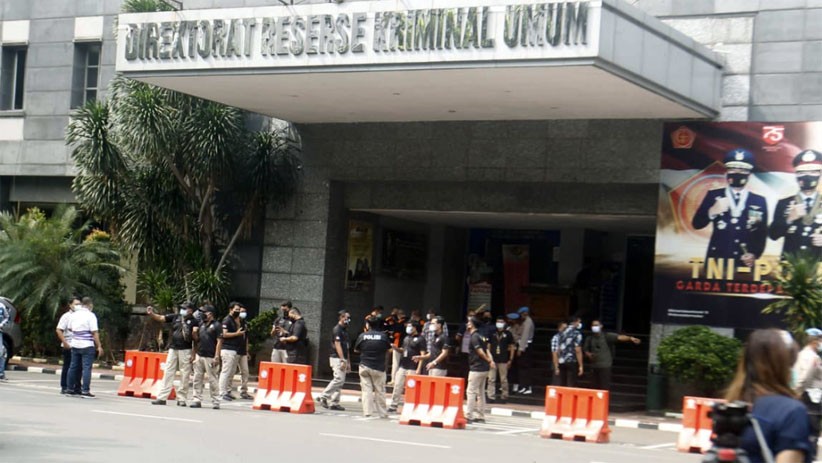 Menunggu Kedatangan Anies Baswedan di Polda Metro Jaya - Bagian 2