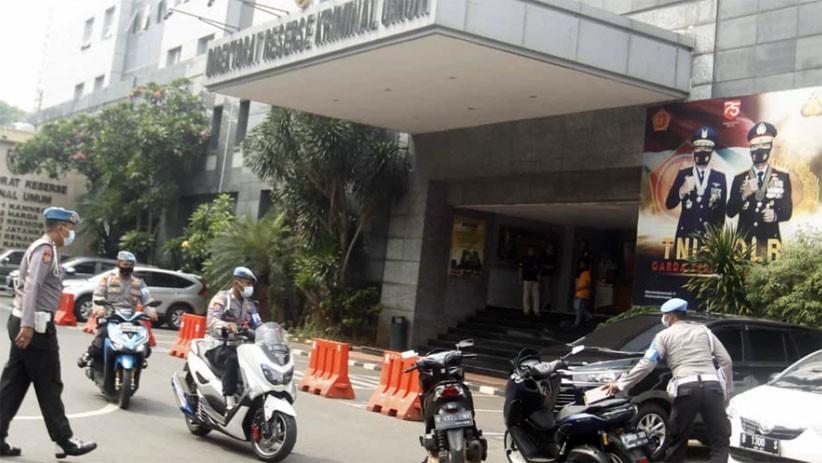 Menunggu Kedatangan Anies Baswedan di Polda Metro Jaya - Bagian 3