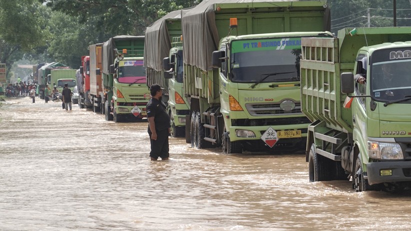 Tanggul Kali Gatel Jebol, Jalur Selatan Jawa Tengah Terendam Banjir - Bagian 2
