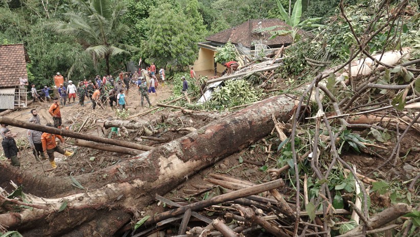 3 Korban Hilang Tertimbun Longsor di Desa Banjarpanepen Banyumas Terus Dicari - Bagian 2