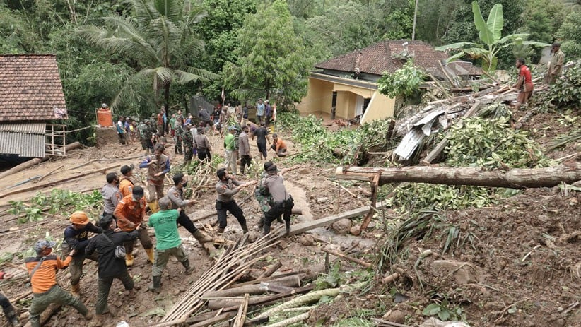 3 Korban Hilang Tertimbun Longsor di Desa Banjarpanepen Banyumas Terus Dicari - Bagian 1