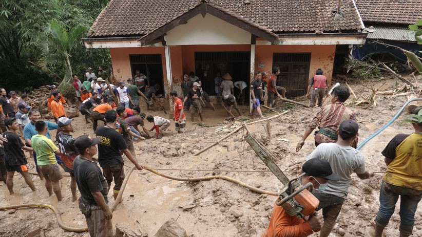 3 Korban Hilang Tertimbun Longsor di Desa Banjarpanepen Banyumas Terus Dicari - Bagian 3