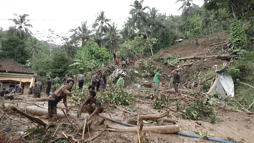 3 Korban Hilang Tertimbun Longsor di Desa Banjarpanepen Banyumas Terus Dicari - Bagian 4