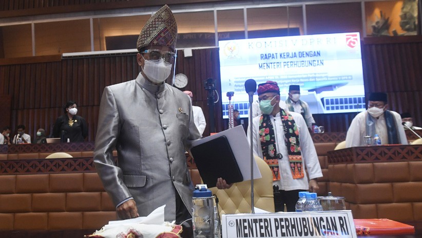 Gaya Menhub Budi Karya Sumadi Pakai Baju Adat saat Raker bersama DPR - Bagian 2