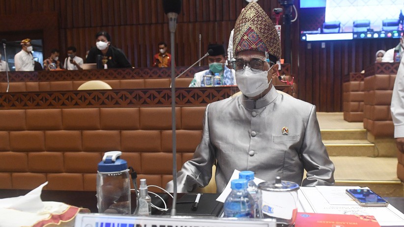 Gaya Menhub Budi Karya Sumadi Pakai Baju Adat saat Raker bersama DPR - Bagian 3