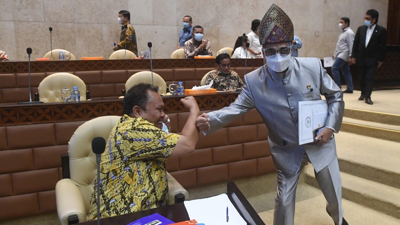 Gaya Menhub Budi Karya Sumadi Pakai Baju Adat saat Raker bersama DPR - Bagian 1