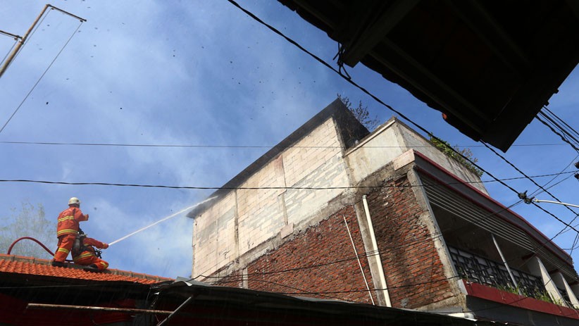 Rumah Kos Terbakar di Perkampungan Padat Penduduk Kota Surabaya - Bagian 2