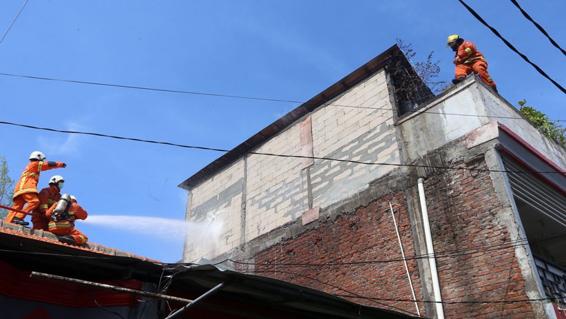 Rumah Kos Terbakar di Perkampungan Padat Penduduk Kota Surabaya - Bagian 1