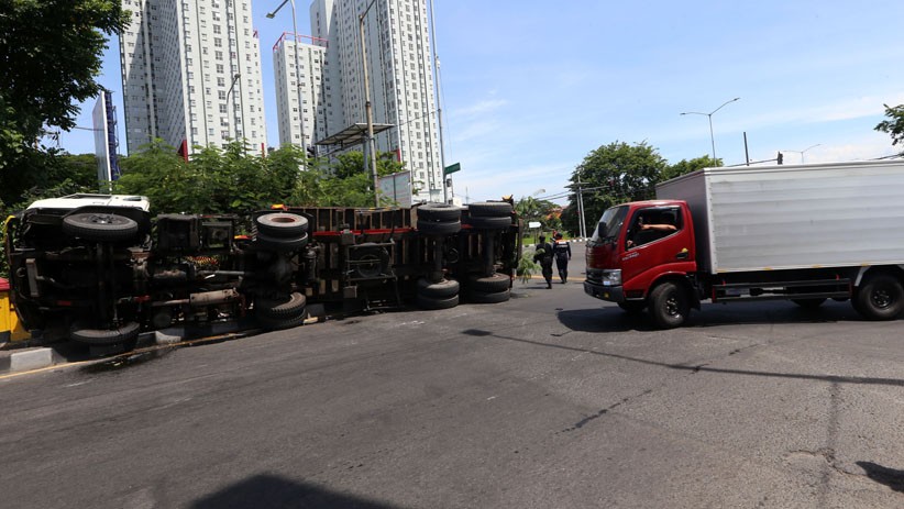 Truk Kontainer Angkut Minyak Goreng Terguling di Jembatan Merr Surabaya - Bagian 3